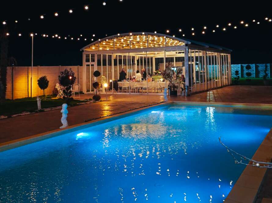 Nuntă elegantă în aer liber cu decorațiuni florale și lumini ambientale la apus de soare, grădină amenajată pentru ceremonie Cernica